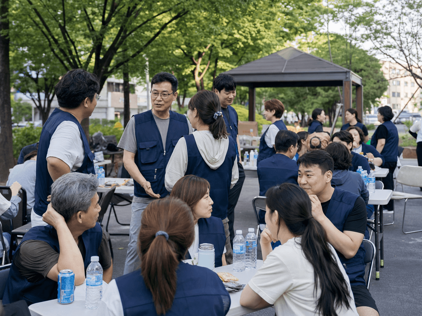 야외에서 활동 이야기를 나누는 회원들